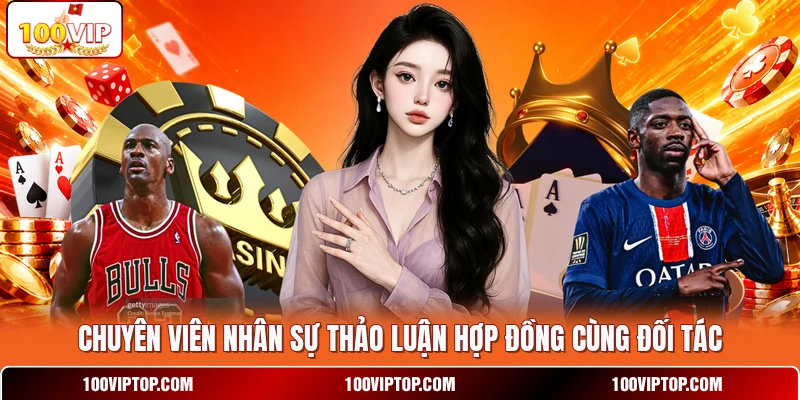 Chuyên viên nhân sự thảo luận hợp đồng cùng đối tác